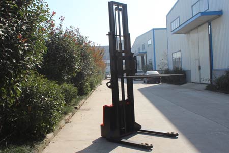 Walkie straddle full electric stacker