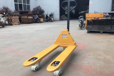 Hydraulic pallet jack for small and medium warehouses