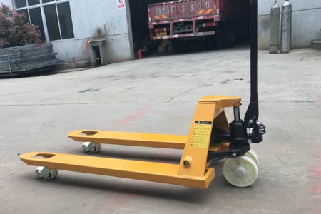 Manual hydraulic pallet truck