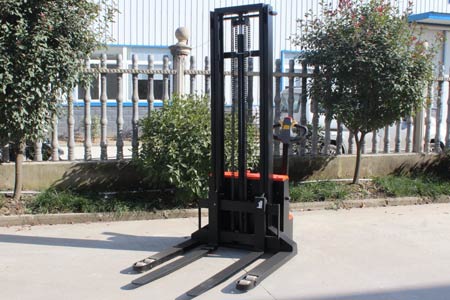 Straddle stacker manufacturer