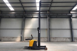 2 Ton Stand-on Reach Electric Stacker for Narrow Warehouse