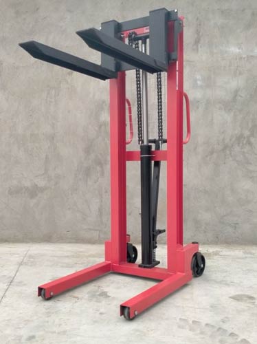 Manual hydraulic stacker in stock