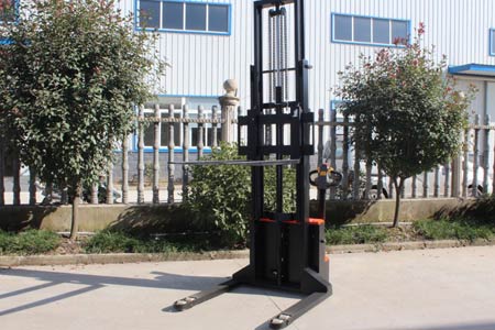 Walkie straddle electric stacker