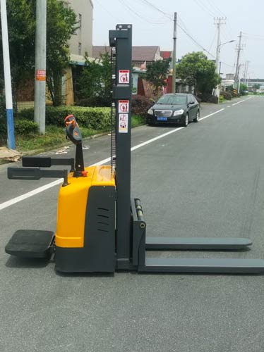 Lithium battery maintenance methods for stackers