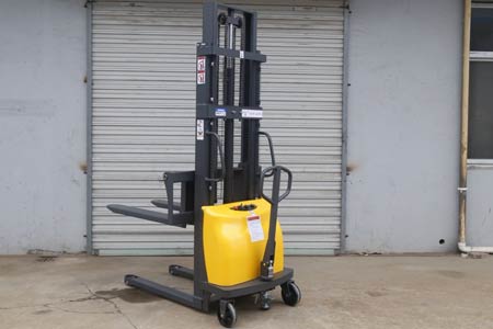 Semi-electric hydraulic stacker