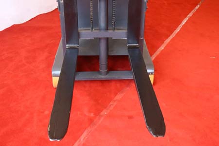 Legless stand-on stacker