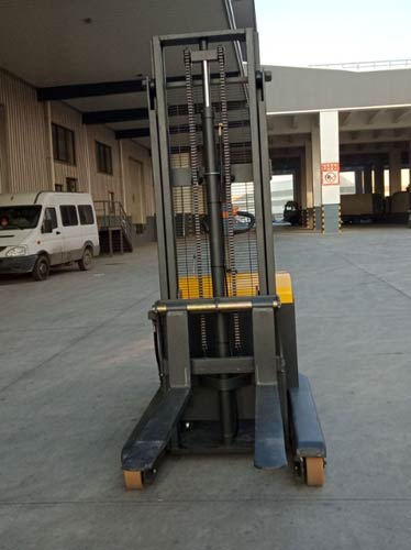 Lithium reach stacker