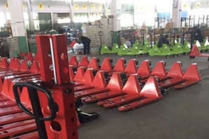 Difference Between Electric Self-loading Stacker and Truck Mounted Forklift