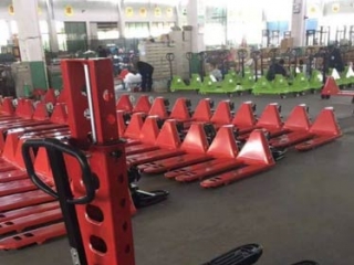 Difference Between Electric Self-loading Stacker and Truck Mounted Forklift