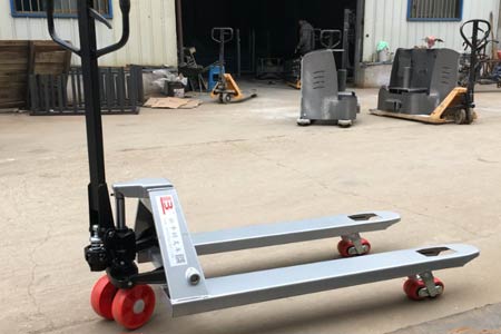 Manual hydraulic pallet truck