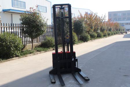 Walk-behind Straddle Stacker vs Counterbalance Stacker: How to Choose