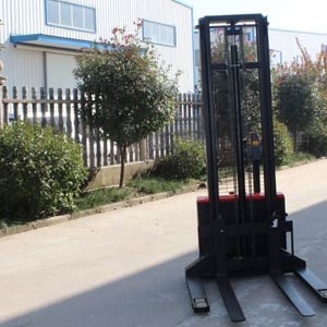 Walk-behind Straddle Stacker vs Counterbalance Stacker: How to Choose