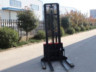 Walk-behind Straddle Stacker vs Counterbalance Stacker: How to Choose