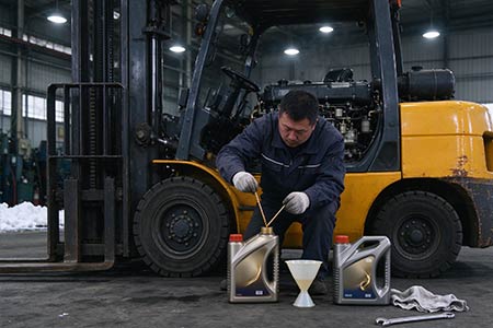 Internal combustion forklift maintenance