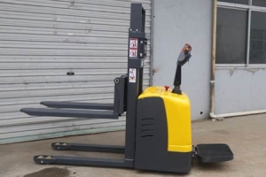 Stand-On Electric Stacker Hydraulic Care: 4 Simple Procedures