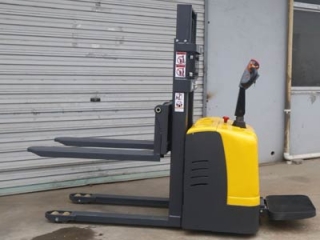 Stand-On Electric Stacker Hydraulic Care: 4 Simple Procedures
