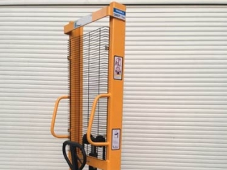 How To Select Narrow Aisle Manual Hydraulic Stacker: 4 Key Points