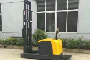 Stand-on Reach Stacker For Narrow Aisle Stacking, Mast Reach Structure