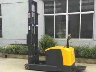 Stand-on Reach Stacker For Narrow Aisle Stacking, Mast Reach Structure