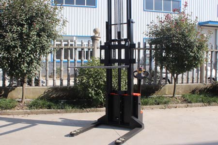 Walk-behind Straddle Stacker