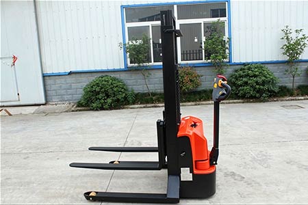 Stacker Compatible With Multiple Pallets