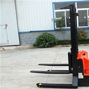 Mixed Pallet Sizes? Walk-Behind Straddle Stacker Fits Different Pallet Types