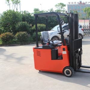 Narrow Aisle Operation Of Three-Wheel Forklift With Compact Turning Radius