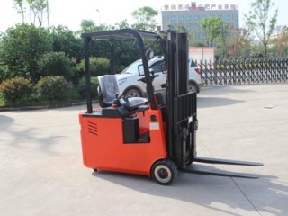 Narrow Aisle Operation Of Three-Wheel Forklift With Compact Turning Radius