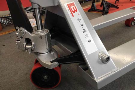 Manual hydraulic pallet truck