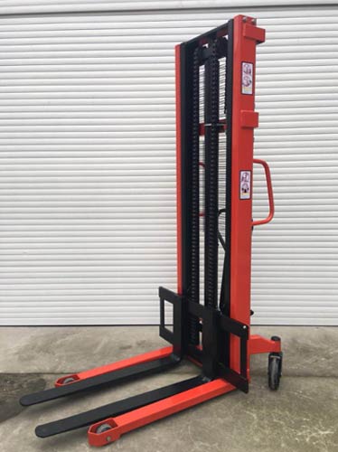 Manual hydraulic stacker