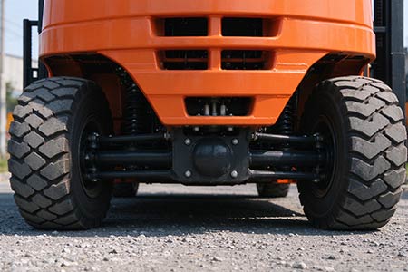 Rough terrain electric stacker