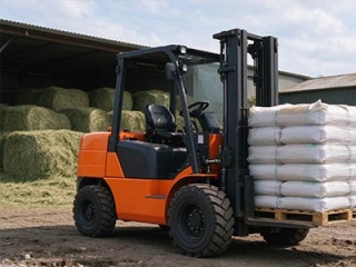 Rough Terrain Electric Stacker For Uneven Outdoor Yard