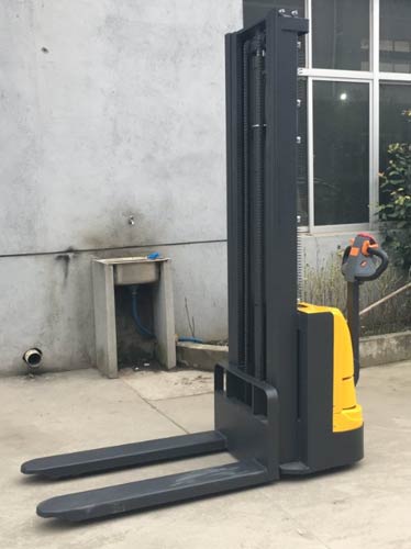 Walkie electric stacker