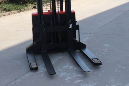 Straddle stacker outriggers