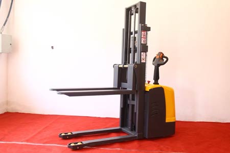 Narrow aisle stand-on stacker