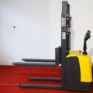 Lithium Double Pallet Stacker For E-Commerce Peak Shipment