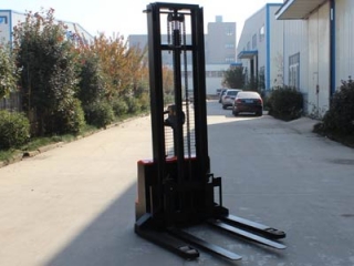 Adjustable Outrigger Straddle Stacker For Mixed Pallets