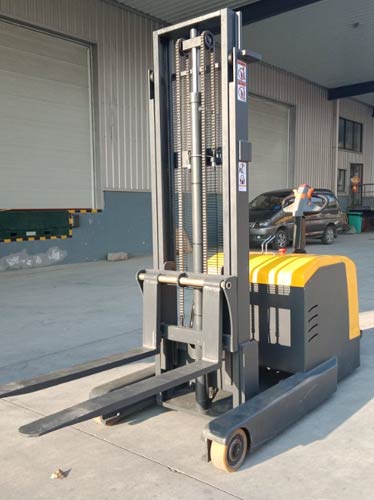 Stand-on Reach Stacker