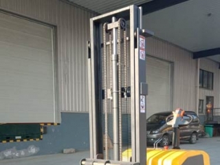What Are The Benefits Of Free Lift On Stand-On Reach Stacker